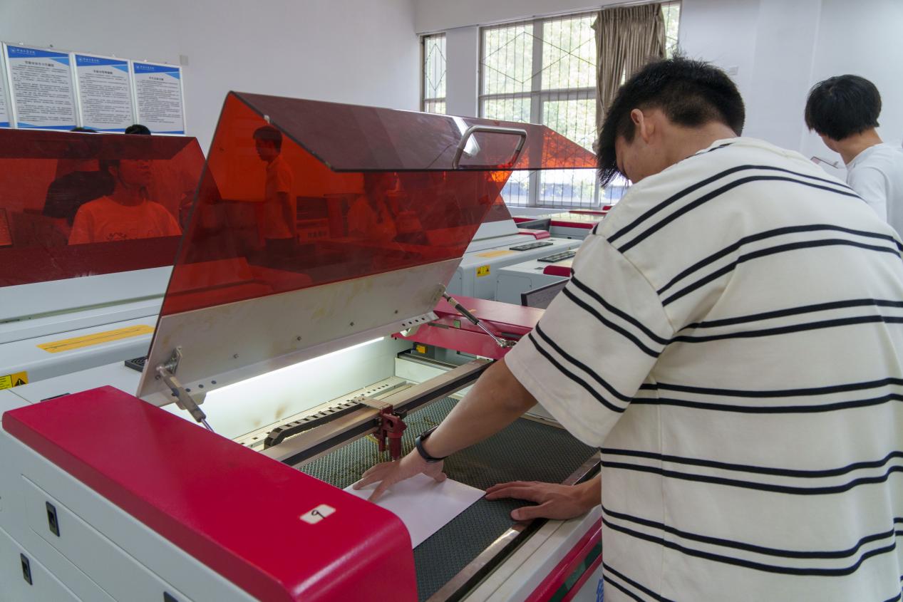 成都工业学院2