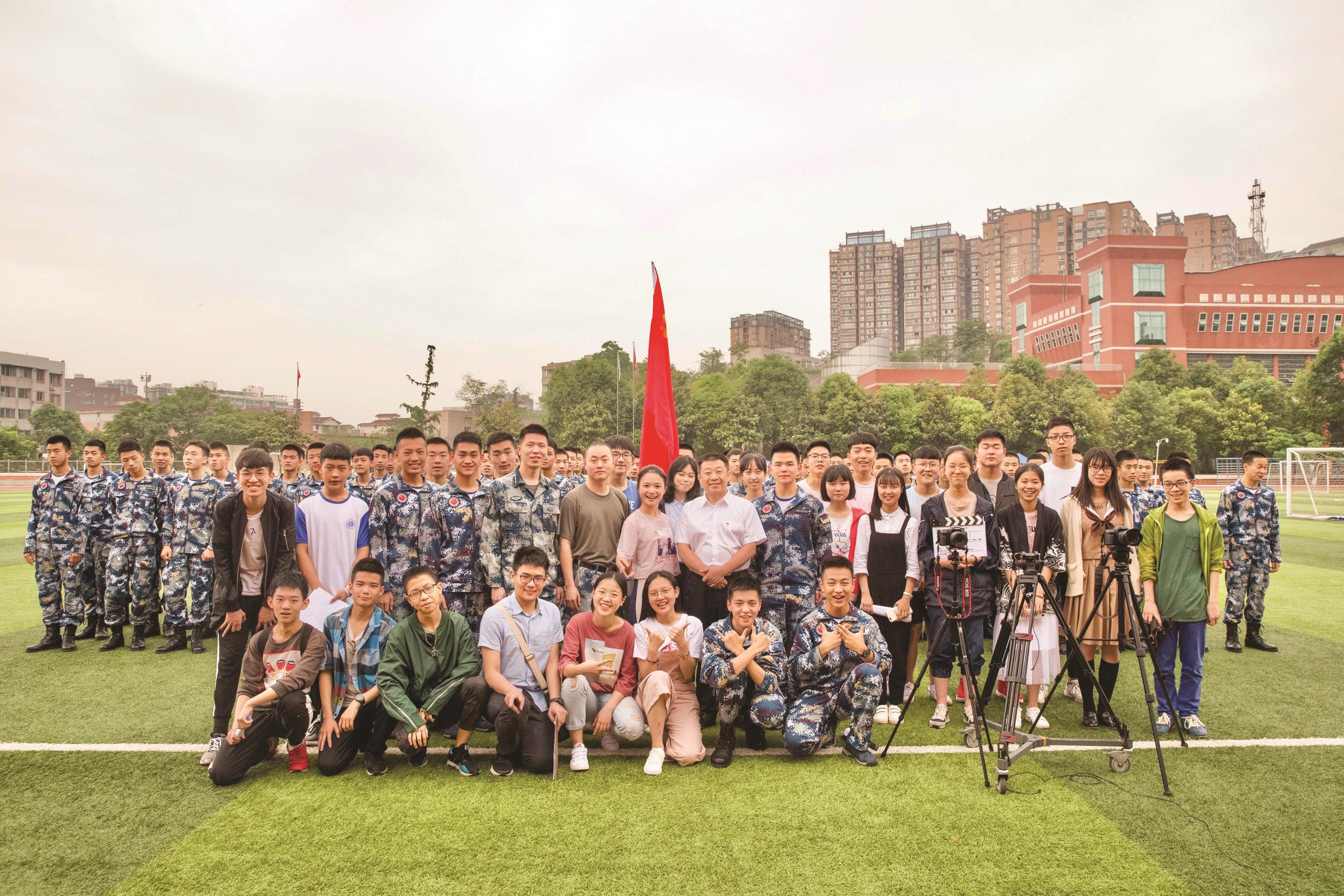 魏东与青少年航空班学员《空号》微电影剧组合影.jpg