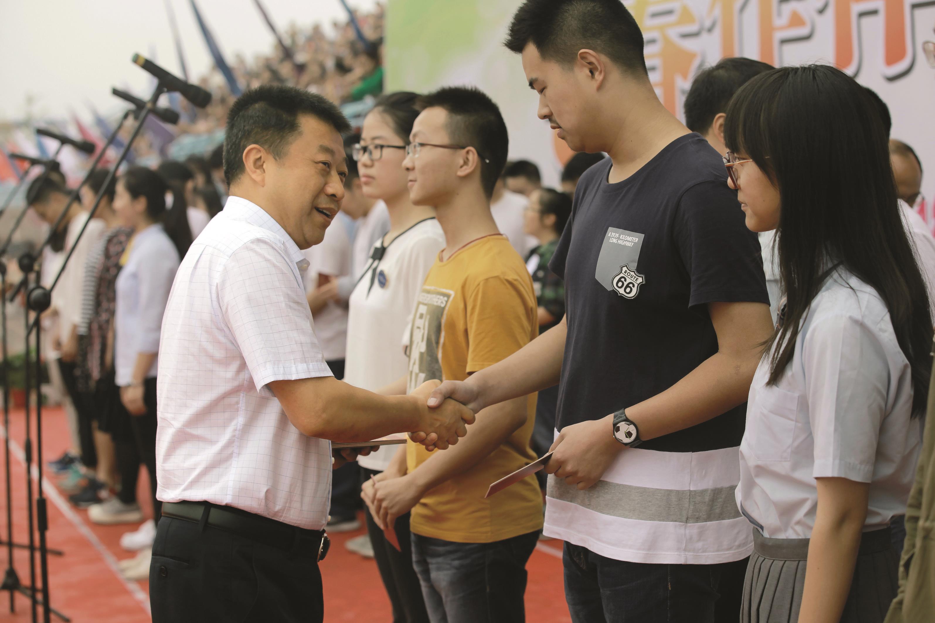 魏东在成人礼上向学生赠送《宪法》.jpg