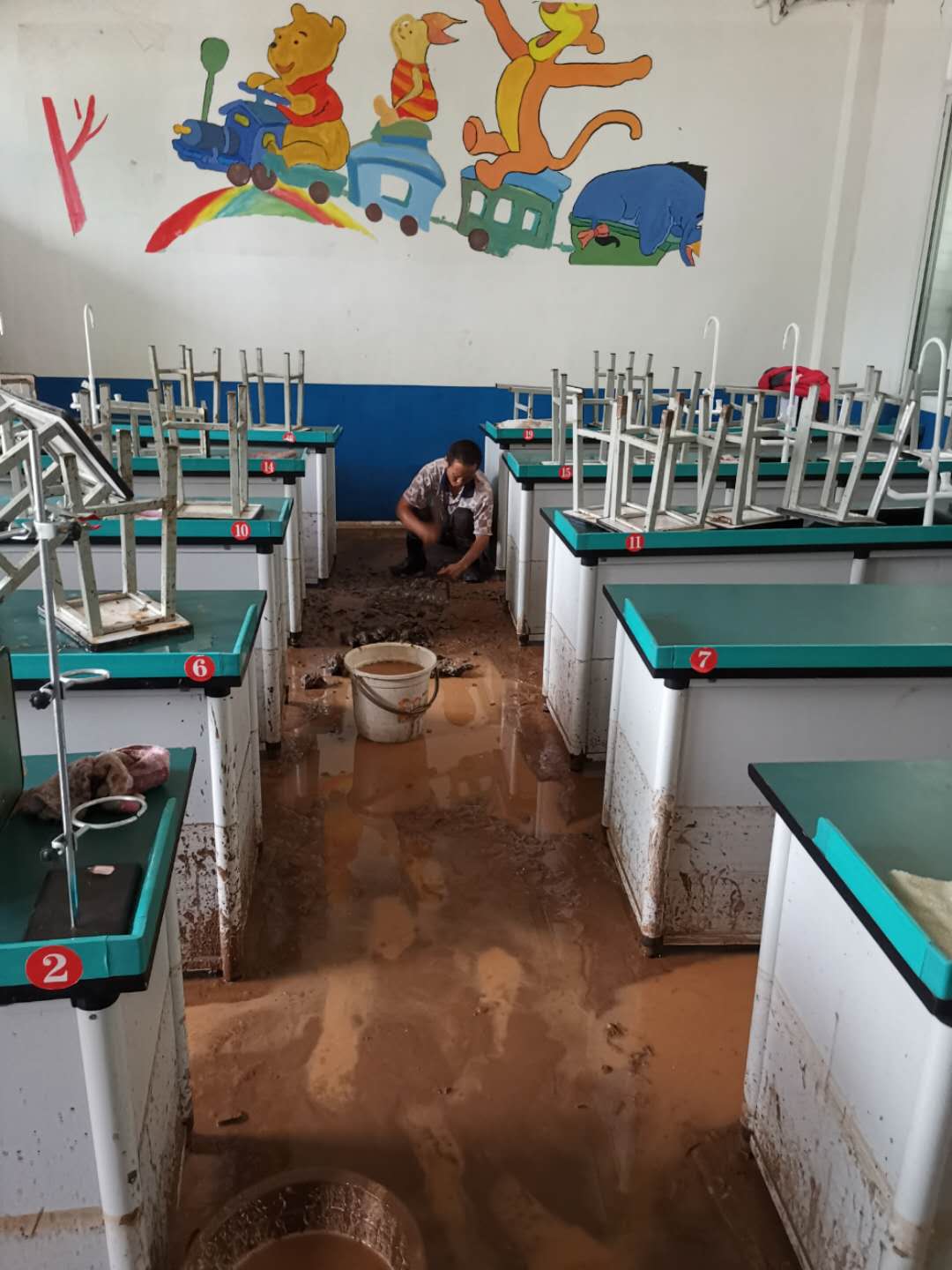 碧溪小学教师清淤.jpg