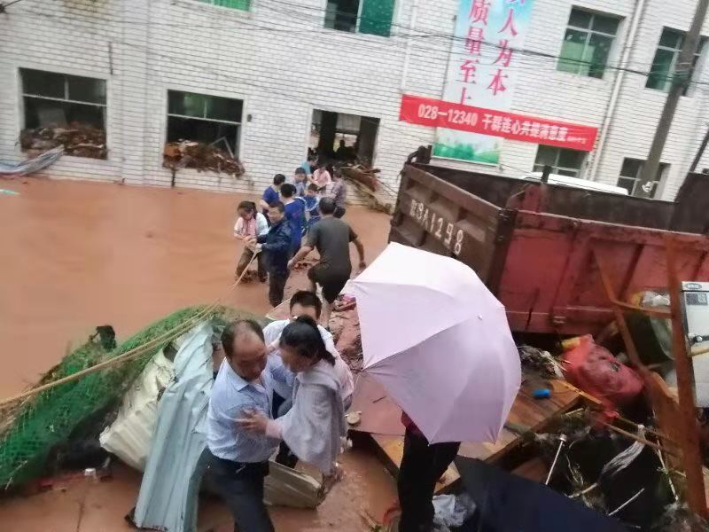 胜利乡干部搭“人墙”紧急救援学生  学校供图.jpg