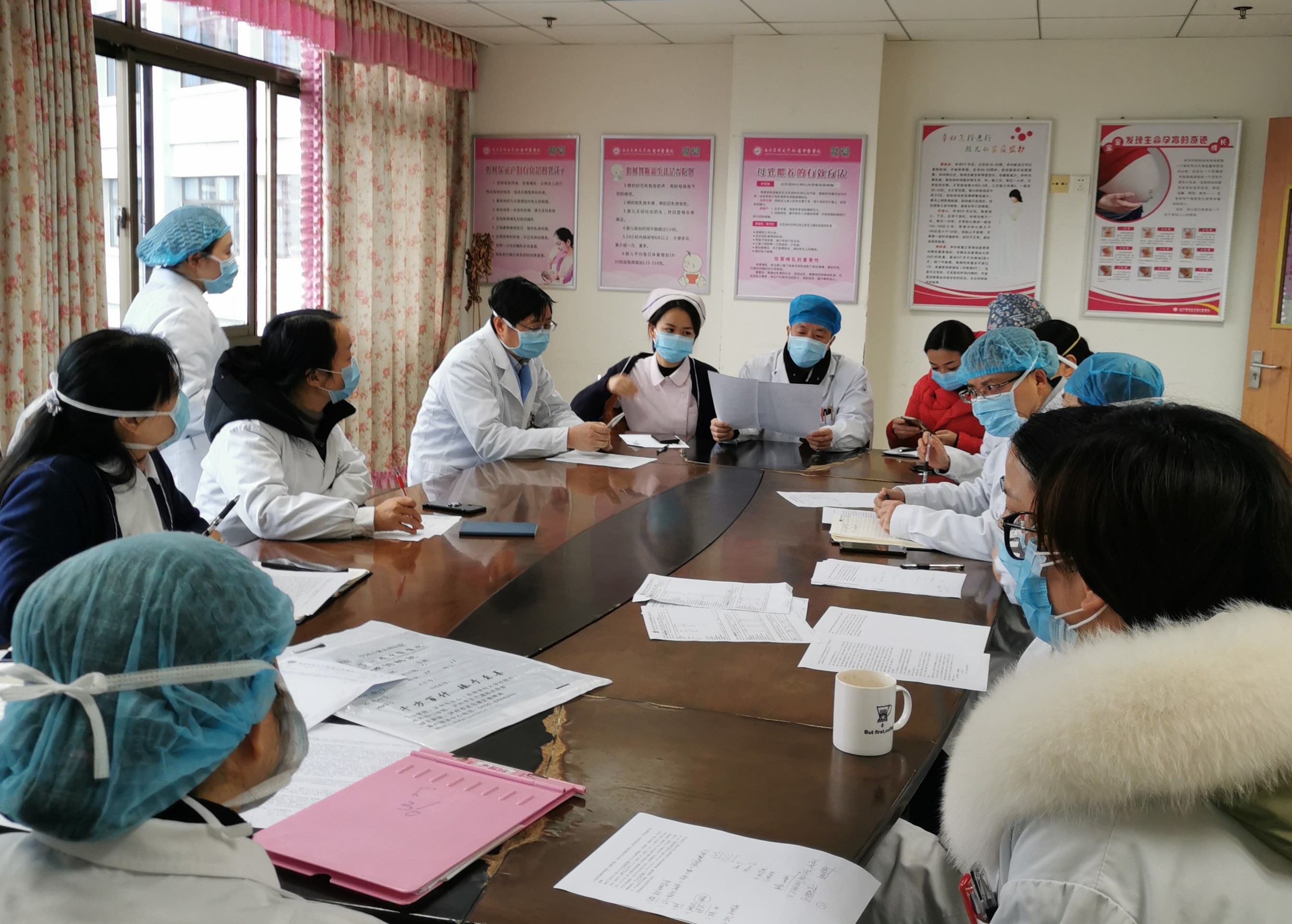 农工党员、西南医科大学附属中医医院急诊科副主任张志鸿（手持资料）参与发热疑似病人的会诊111.jpg