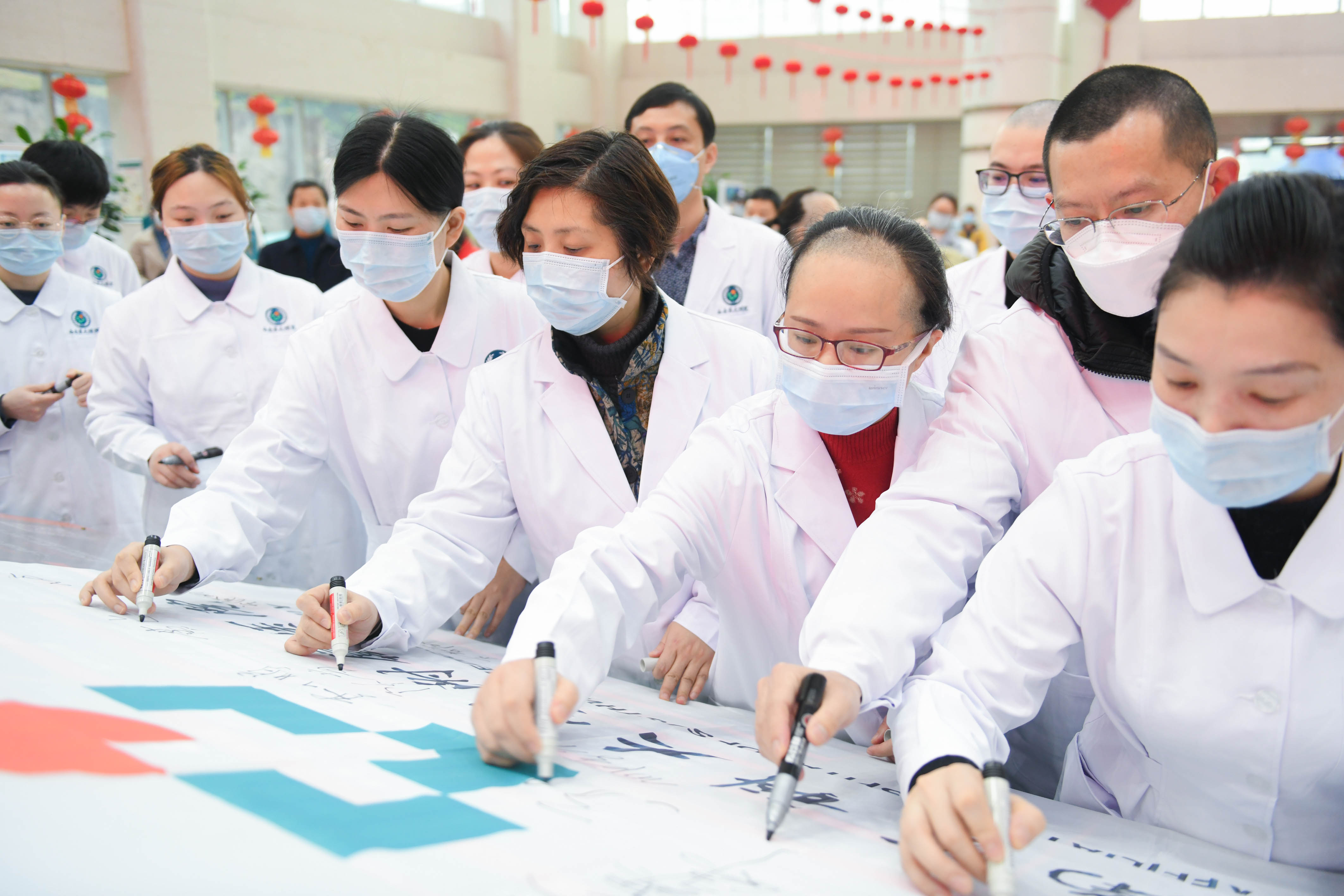 盟员、附属医院呼吸与重症医学科副主任医师陈菊屏（左二）在学校援鄂医疗队出征仪式上.jpg