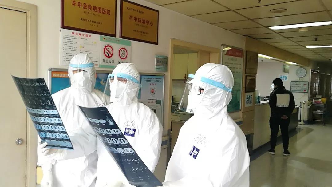 西南医科大学知联会会员、附属医院呼吸科副主任医师兰四友和感染科副教授邹永胜在武汉市红十字会医院集体阅片.jpg