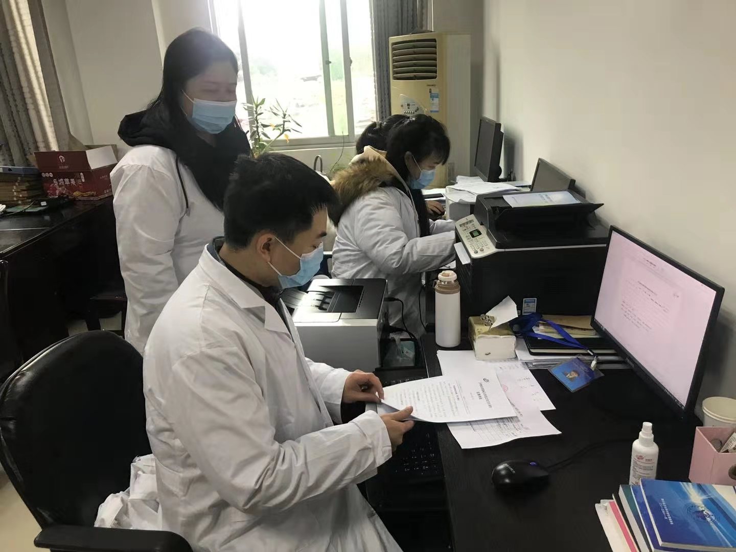 职工党员、公共卫生学院教师范颂博士在市疾控中心参加疫情防控工作1.jpg
