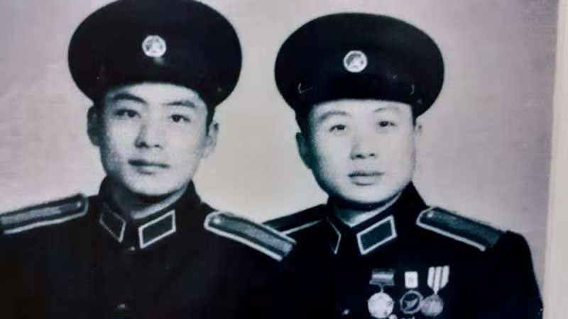胡开（左）与战友合影.jpg