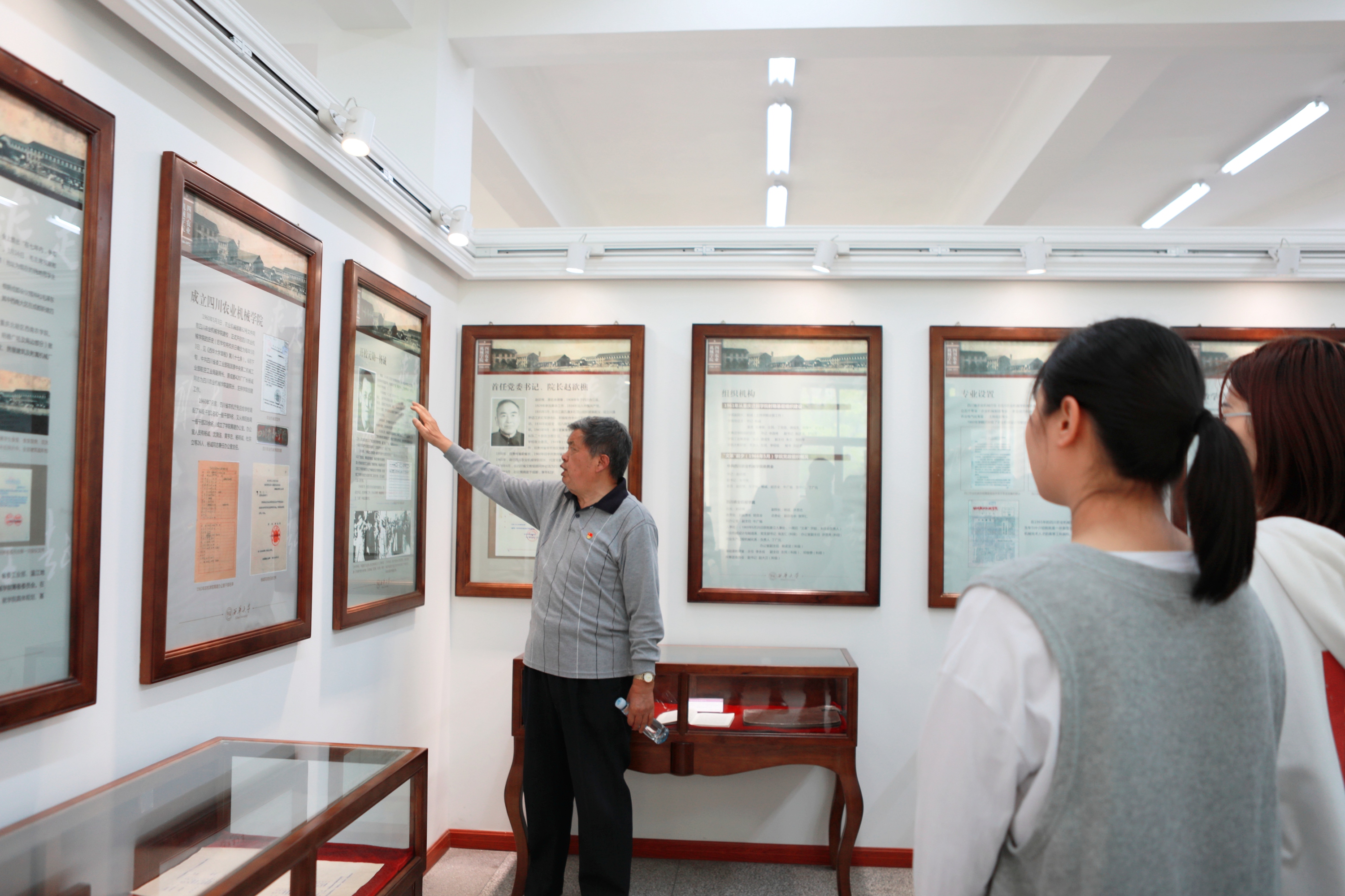 学校原党委书记秦昌明教授为青年学生党员讲述西华故事.jpg