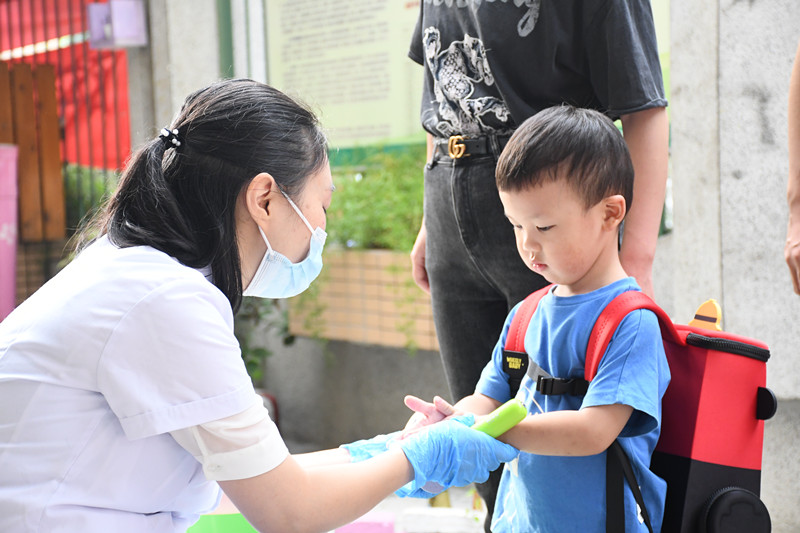 2021年9月1日，成都市新都区第一幼儿园西南石油大学分园开学第一天，王敏医生对小朋友们正在进行入园前的晨检。 - 复件_副本.jpg