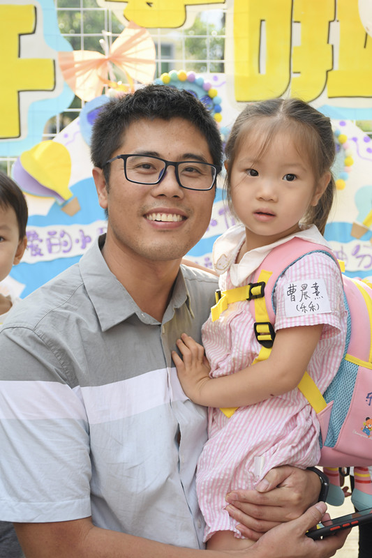 2021年9月1日，成都市新都区第一幼儿园西南石油大学分园开学第一天，小一班曹晨熙和爸爸在幼儿园门口合影。 - 复件_副本.jpg
