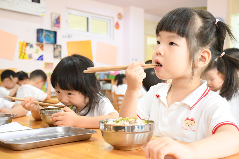 2021年9月1日，成都市新都区第一幼儿园西南石油大学分园开学第一天，中二班董颖（左一）和刘桐语小朋友正在认真吃午饭。 - 复件_副本.jpg