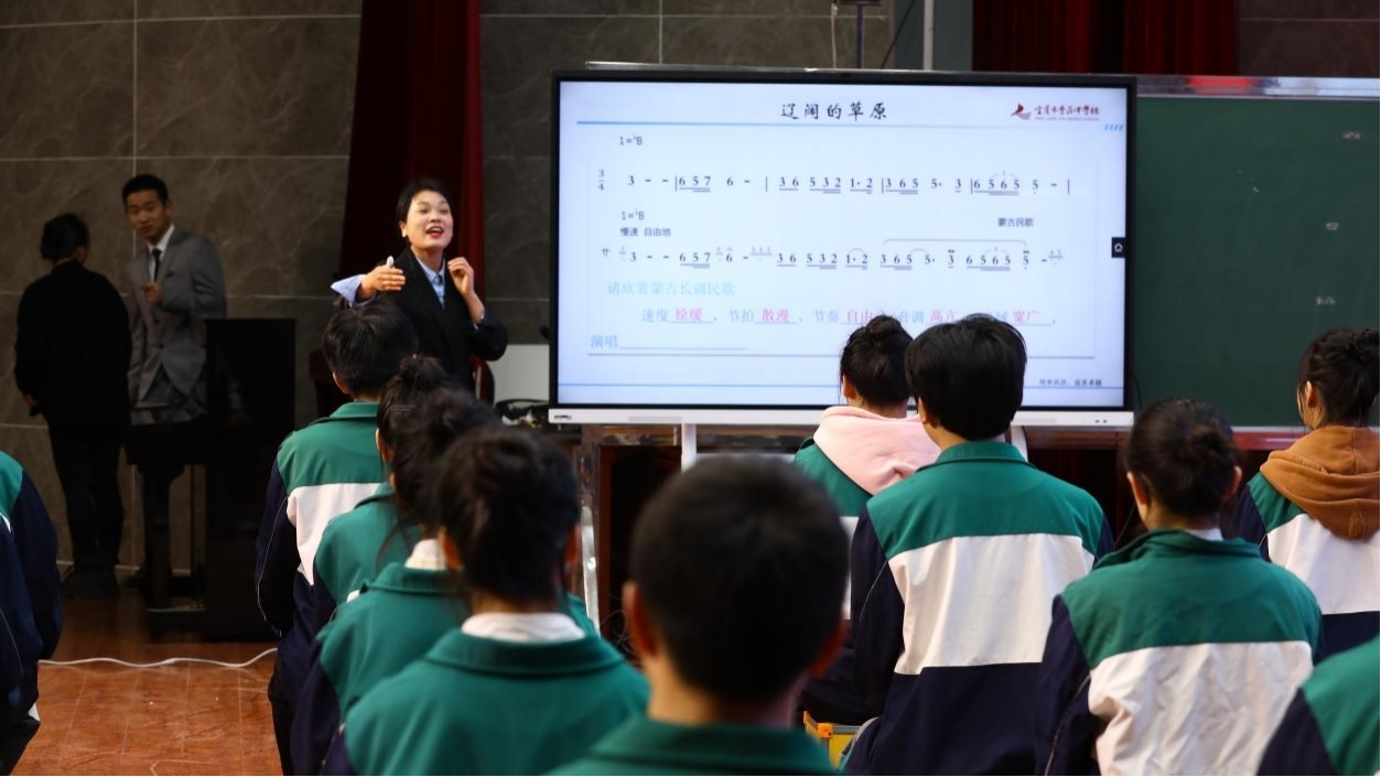 李庄中学教师李学美范唱蒙古族民歌片段  杨帆摄.jpg