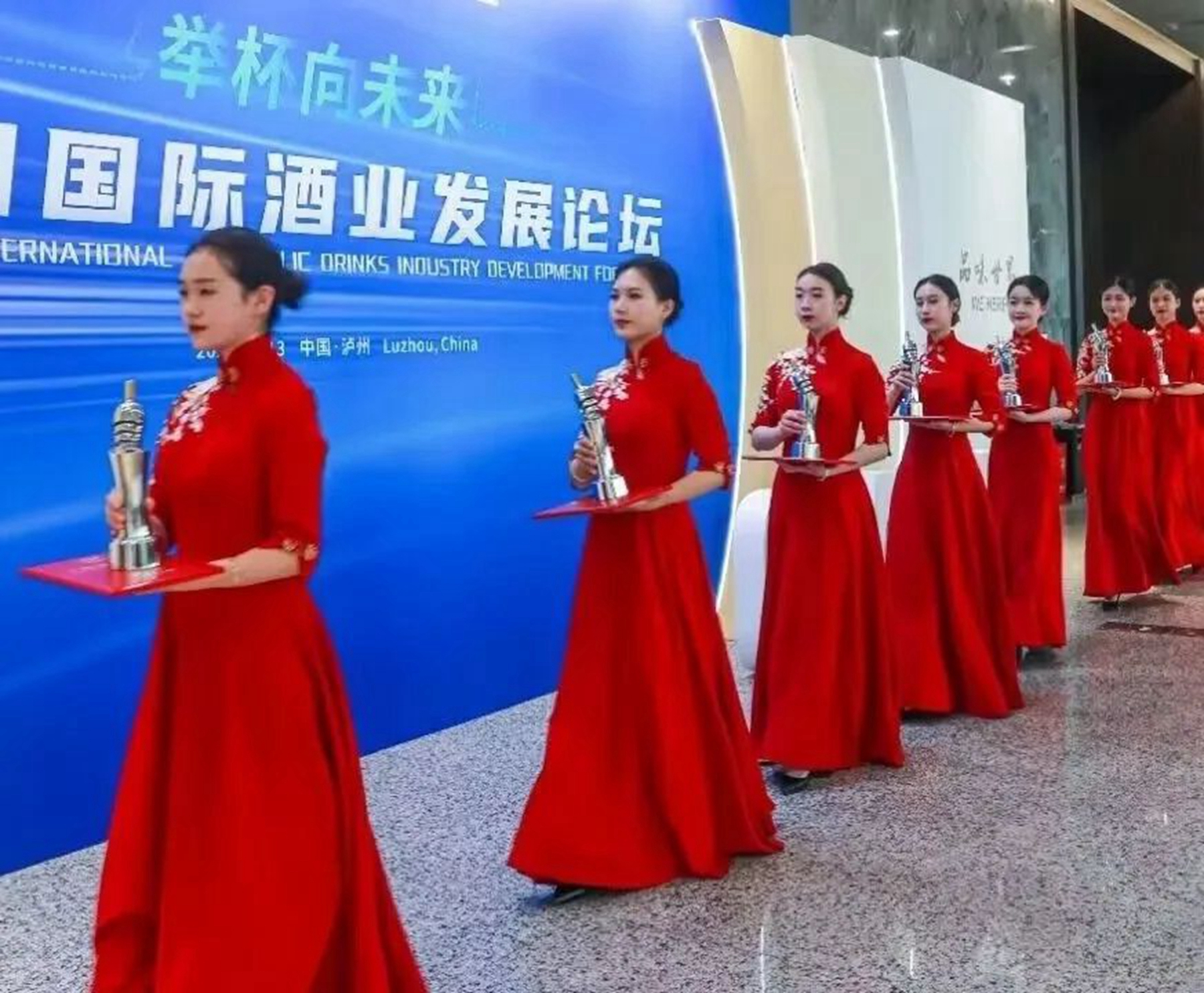 西南医科大学96名大学生志愿者助力第十八届中国国际酒业博览会 (2).jpg